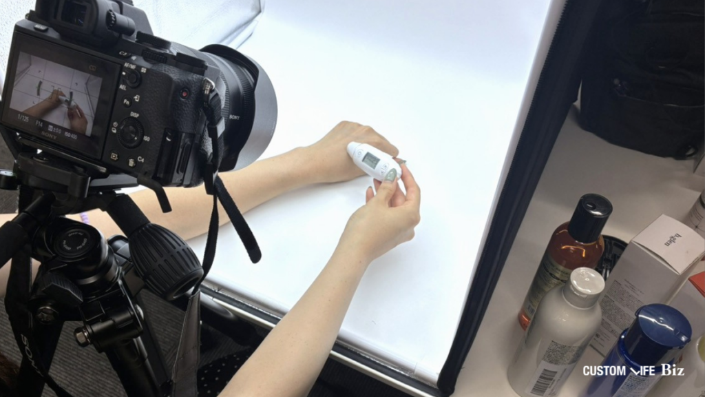 スキンケアアイテムの検証と撮影をしている編集部員の写真
