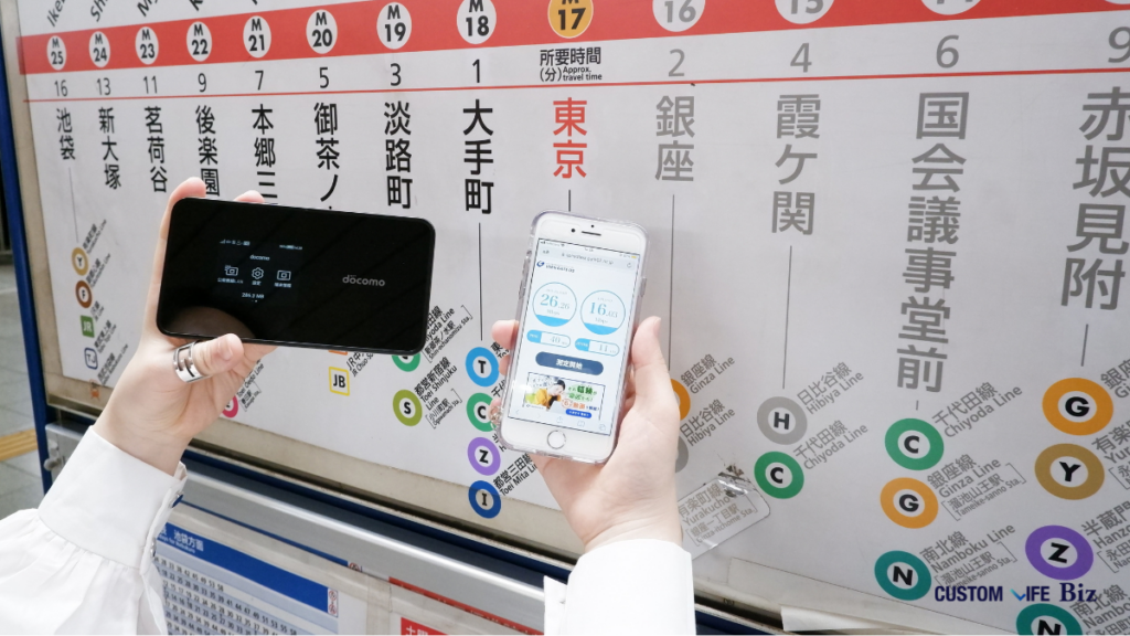 wifiルーターを使って通信速度を測定している編集部員の画像